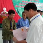 Công ty CS Lai Châu II trao giấy chứng nhận quyền sử dụng đất và ký hợp đồng góp vốn với hộ dân