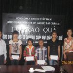 CĐ Cao su Lai Châu 2 trao quà cho học sinh vượt khó