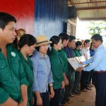 Cao su Chư Prông khen thưởng 25 công nhân hoàn thành kế hoạch