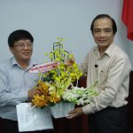 Trao sổ hưu cho 4 cán bộ