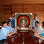 Công đoàn Cao su Chư Prông thăm hỏi công nhân trồng mới tại Campuchia