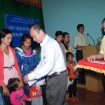 Tặng 300 suất quà cho trẻ em suy dinh dưỡng