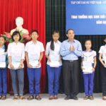 Tạp chí Cao su VN trao 20 suất học bổng cho con CBCNV Cao su Quảng Trị