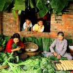 Mẹ và đòn bánh tét ngày Xuân