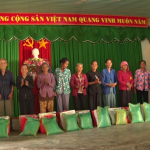 Khối thi đua số 9 VRG trao 105 phần quà cho các hộ nghèo