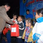 Đoàn thanh niên Cao su Chư Păh tặng quà cho trẻ em nghèo làng Opếch