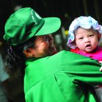 Chọn bánh mì hay hoa hồng?