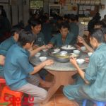Đảm bảo chất lượng bữa ăn giữa ca cho công nhân