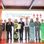 Tạp chí Cao su VN đón nhận Huân chương Lao động hạng Nhất