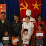 Tặng quà cho con công nhân bị nhiễm đất độc da cam