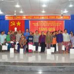Đoàn Thanh niên VRG tặng quà gia đình chính sách