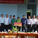 Khối thi đua miền Đông Nam bộ 1 trao nhà Đại đoàn kết