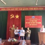 Cao su Sa Thầy trao huy hiệu 30 năm tuổi Đảng
