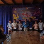 Công đoàn Cao su Chư Prông tặng quà cho công nhân tại Campuchia
