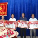 Nặng lòng với cây cao su trên đất nước triệu voi