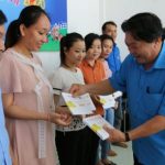 Công đoàn Cao su VN tặng 87 phần quà Tết cho CNLĐ tại Lào
