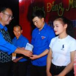 Cao su Chư Păh: Tặng 25 suất quà cho trẻ em nghèo
