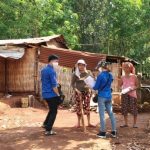Phát khẩu trang tự làm cho người dân