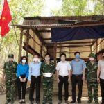 Cao su Lộc Ninh tặng quà cho 15 đồn biên phòng