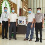 Trường CĐ CN Cao su tặng máy rửa tay sát khuẩn tự động