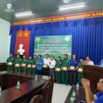 Cao su Phước Hòa: Tặng quà 12 công nhân khó khăn
