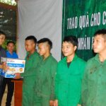 Tặng nồi cơm điện cho công nhân khó khăn