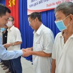 VRG và Quân đoàn 4 tặng quà, khám bệnh miễn phí cho người nghèo