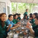 Ăn giữa ca: nét đẹp của công nhân cao su