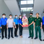 Đoàn Thanh niên Cao su Tân Biên: Tặng quà chiến sĩ các đồn biên phòng
