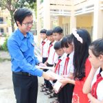 Đoàn Thanh niên VRG tặng quà “Xuân biên giới”