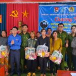 Đoàn TN Cao su Ea H'leo tặng quà người dân khó khăn