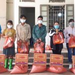 Cao su Lai Châu tặng quà cho 13 người lao động khó khăn