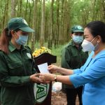 Công đoàn Cao su Dầu Tiếng khen thưởng công nhân vượt kế hoạch sản lượng quý III