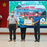 Cao su Dầu Tiếng trao 100 triệu đồng ủng hộ chương trình “Sóng và máy tính cho em”