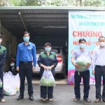 Đoàn Thanh niên VRG trao tặng túi an sinh cho người lao động