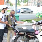 Người thợ ảnh già vất vả mưu sinh