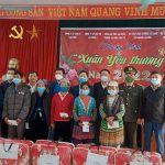 Các đơn vị trên địa bàn tỉnh Lai Châu trao quà cho 50 người dân khó khăn