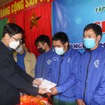 Trao 40 suất quà cho đoàn viên thanh niên  Cao su Sơn La