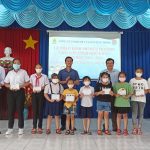 Cao su Dầu Tiếng hỗ trợ kinh phí đến trường cho học sinh khó khăn