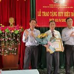 Đảng bộ Cao su Sa Thầy trao Huy hiệu 30 năm tuổi Đảng