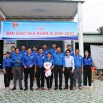 Gắn biển công trình thanh niên Thắp sáng đường lô
