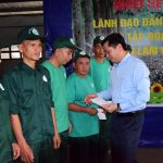 Bí thư Đảng ủy Khối Doanh nghiệp Trung ương Nguyễn Long Hải thăm hỏi, động viên công nhân cao su
