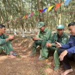 Mê bóng đá nhưng không quên nhiệm vụ