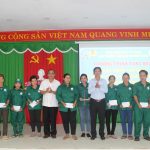 Công đoàn Cao su Bình Long tặng quà công nhân khó khăn