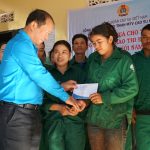 Công đoàn Cao su Việt Nam khen thưởng tổ về đích sớm của Cao su Mang Yang