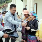 Cao su Lai Châu II tặng 500 bộ quần áo ấm cho người lao động