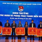 Đoàn Thanh niên VRG nhận cờ xuất sắc của Trung ương Đoàn