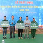 Gần 200 phần quà và 3 căn nhà tình thương được Cao su Kon Tum trao tặng người lao động trong lễ phát...