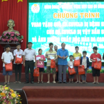 Cao su Bình Long trao 86 phần quà cho người lao động và gia thuộc bị bệnh hiểm nghèo