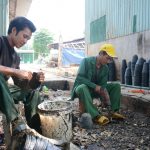 Vệ sinh chén hứng mủ bằng máy khoan mini hiệu quả và tiết kiệm thời gian
